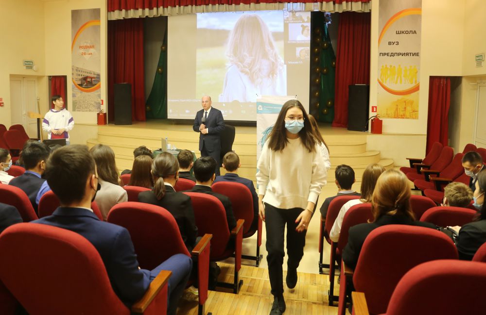 Глава Мирнинского района провел классный час со школьниками