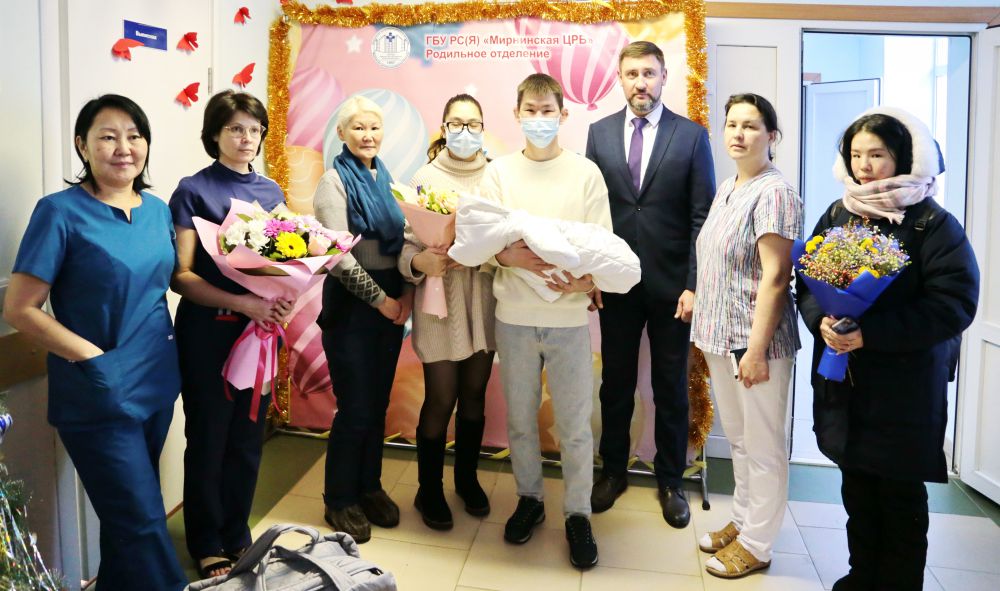 В Мирнинском районе дарят наборы для новорожденных
