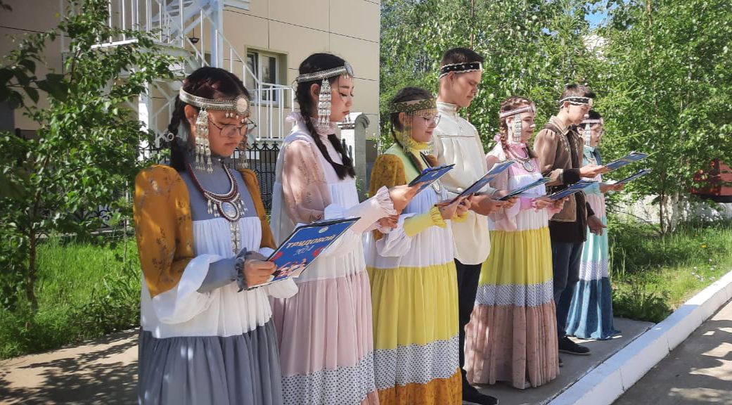 Дворовые вожатые Мирного познакомили детей с якутским праздником Ысыах