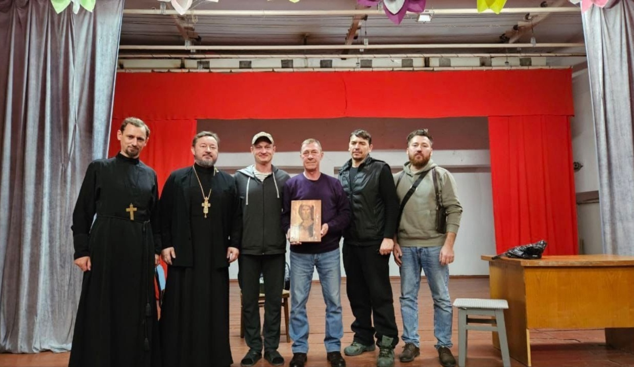 Завершились показы спектакля «Русский крест» Мирнинского театра в зоне СВО